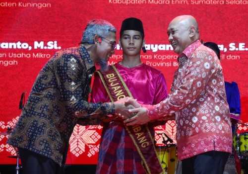 Sekda Jawa Tengah Sumarno Terima Penghargaan Bakti Koperasi dan UKM 2024