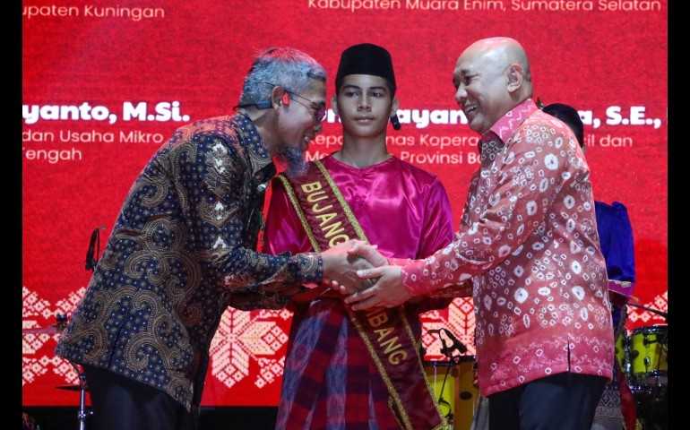 Sekda Jawa Tengah Sumarno Terima Penghargaan Bakti Koperasi dan UKM 2024