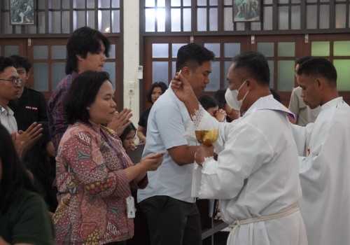 Sivitas Akademika SCU Berdoa Bersama dalam Misa Akbar Kedatangan Paus Fransiskus secara Live Streaming