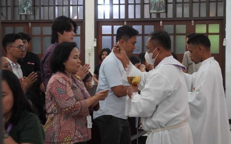 Sivitas Akademika SCU Berdoa Bersama dalam Misa Akbar Kedatangan Paus Fransiskus secara Live Streaming