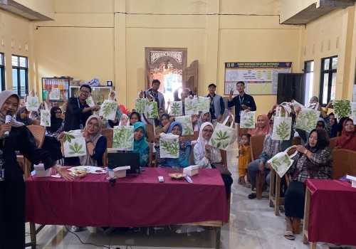 Tim KKN UMK Desa Pohgading Sulap Limbah Dedaunan jadi Karya Seni Ecoprint dengan Pelatihan Desain Grafis