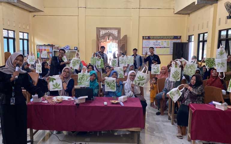 Tim KKN UMK Desa Pohgading Sulap Limbah Dedaunan jadi Karya Seni Ecoprint dengan Pelatihan Desain Grafis