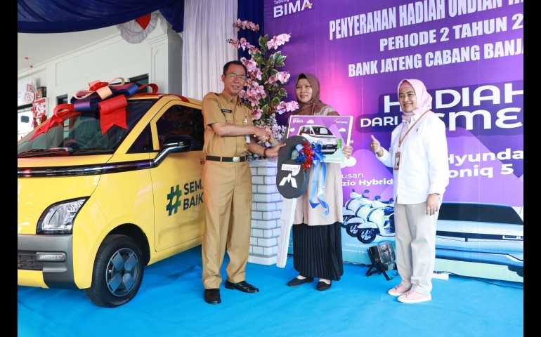 Menangi Undian Tabungan Bima, Nasabah Bank Jateng Banjarnegara Bawa Pulang Mobil Listrik