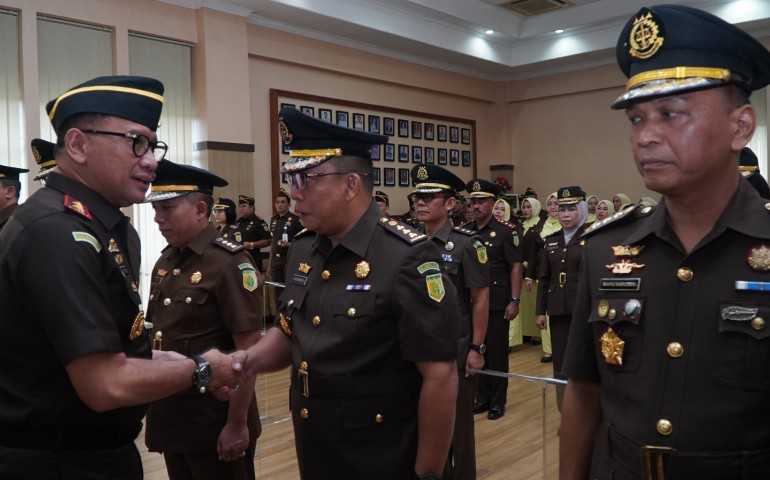 Kajati Jateng Ponco Hartanto Lantik 11 Pejabat Eselon III, Tekankan Adaptasi Cepat dalam Penanganan Kasus Korupsi