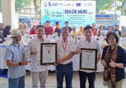 Keren ! UNDIP Mengukir Prestasi Rekor MURI untuk Tumpeng Nasi Jagung Lauk Ayam Terbanyak