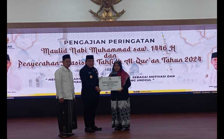 Peringati Maulid Nabi Muhammad SAW, Pemkab Kendal Berikan Beasiswa kepada 40 Santri