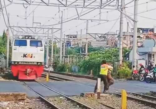 KAI Daop 1 Jakarta Puji Aksi Heroik Petugas Saat Selamatkan Pejalan Kaki yang Hampir Tertemper Kereta