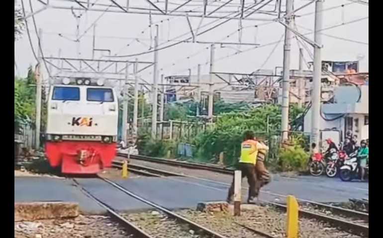 KAI Daop 1 Jakarta Puji Aksi Heroik Petugas Saat Selamatkan Pejalan Kaki yang Hampir Tertemper Kereta