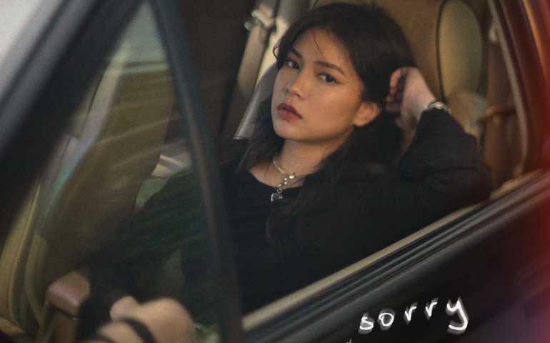 Jasmine Nadya Rilis Single Ketiga Bertajuk "Sorry I Phone You" yang Penuh Penyesalan