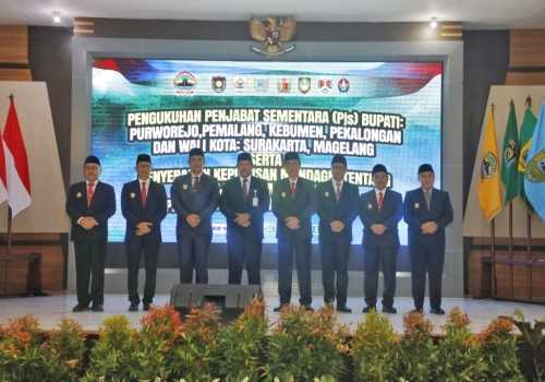 Nana Sudjana Serahkan SK Pengukuhan untuk Enam Penjabat Sementara Jelang Pilkada Serentak 2024