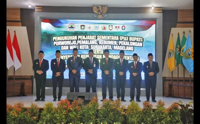 Nana Sudjana Serahkan SK Pengukuhan untuk Enam Penjabat Sementara Jelang Pilkada Serentak 2024