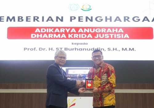 Kajati Jateng Ponco Hartanto Wakili Jaksa Agung RI ST Burhanuddin di UNS, Bawa Pulang Penghargaan Adhkarya Dharma Krida Justisia