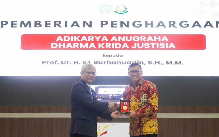 Kajati Jateng Ponco Hartanto Wakili Jaksa Agung RI ST Burhanuddin di UNS, Bawa Pulang Penghargaan Adhkarya Dharma Krida Justisia