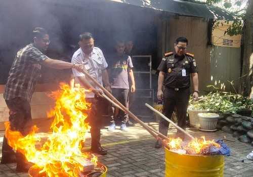 Kejari Kota Semarang Musnahkan Barang Bukti dari 118 Perkara yang Berkekuatan Hukum Tetap