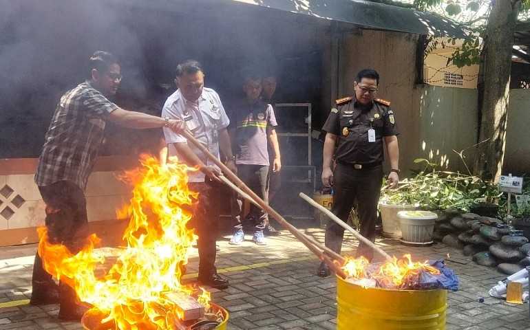 Kejari Kota Semarang Musnahkan Barang Bukti dari 118 Perkara yang Berkekuatan Hukum Tetap