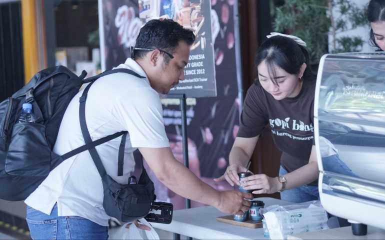 Kejutan Manis dari KAI Daop 4 Semarang, Ribuan Cup Kopi Gratis untuk Penumpang