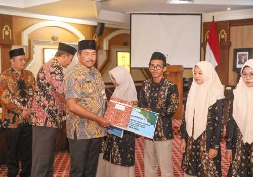 Penjabat Gubernur Jateng Serahkan Tali Asih kepada Kafilah MTQ Berprestasi