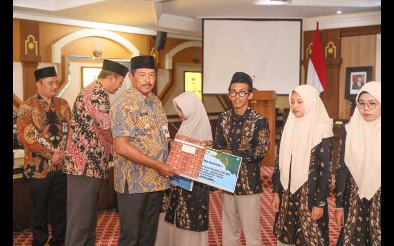 Penjabat Gubernur Jateng Serahkan Tali Asih kepada Kafilah MTQ Berprestasi