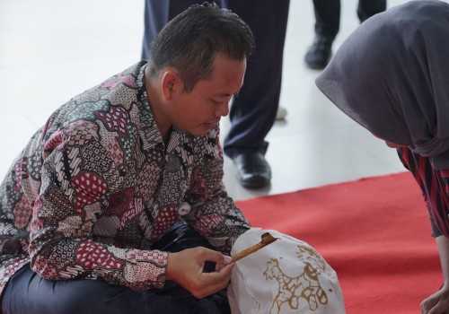 Semarak Hari Batik Nasional di KAI Daop 4 Semarang, Hadirkan Bazar hingga Pertunjukan Live Membatik