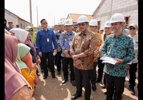 Pj Gubernur Jateng Tinjau Relokasi Korban Rob di Pekalongan