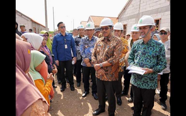 Pj Gubernur Jateng Tinjau Relokasi Korban Rob di Pekalongan