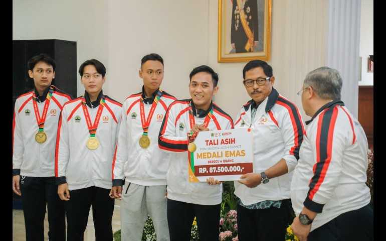 Pj Gubernur Jateng Nana Sudjana Serahkan Tali Asih Peraih Medali PON XXI Senilai Rp60,6 Miliar