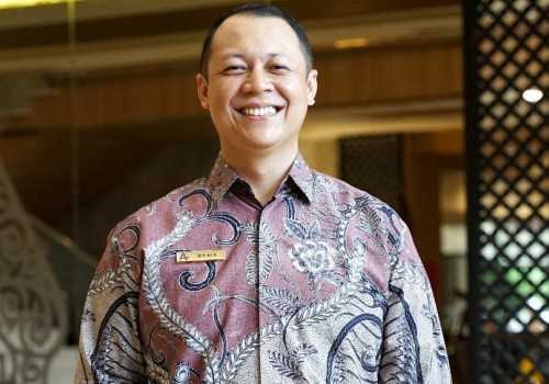 Perjalanan Deni Somantri, Bellboy Gigih yang Kini Memimpin Hotel Patra Jasa