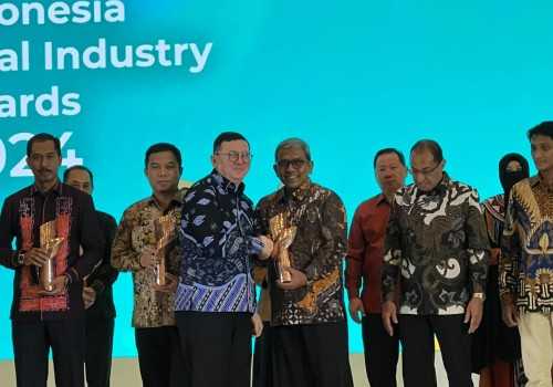 Bank Jateng Syariah Raih Penghargaan Best Halal Financial Support pada Indonesia Halal Industry Award 2024