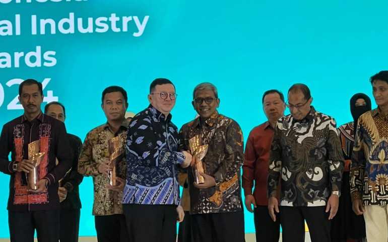 Bank Jateng Syariah Raih Penghargaan Best Halal Financial Support pada Indonesia Halal Industry Award 2024