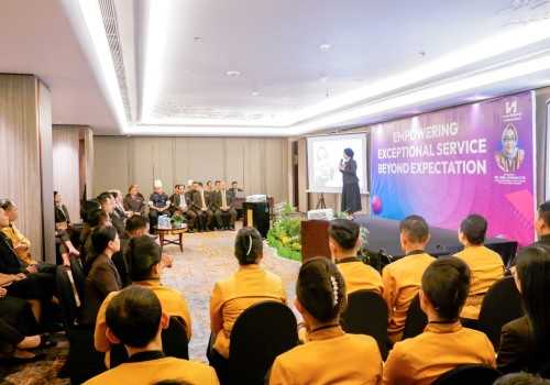 Hotel Ciputra Semarang Siap Melampaui Ekspektasi Tamu Usai Pelatihan Soft Skill Bersama Baby Joewono