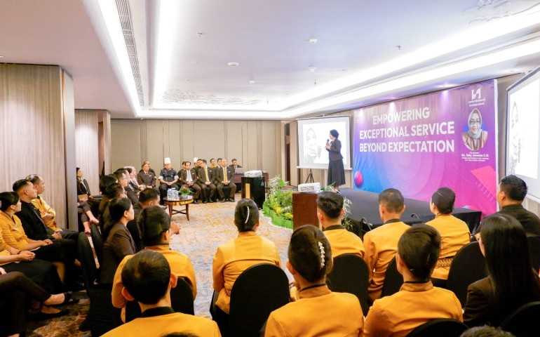 Hotel Ciputra Semarang Siap Melampaui Ekspektasi Tamu Usai Pelatihan Soft Skill Bersama Baby Joewono