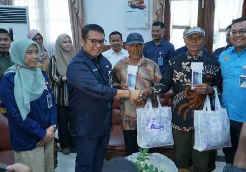 KAI Berikan Penghargaan Dua Pahlawan Jamin dan Sarmo Selamatkan Perjalanan KA 132A