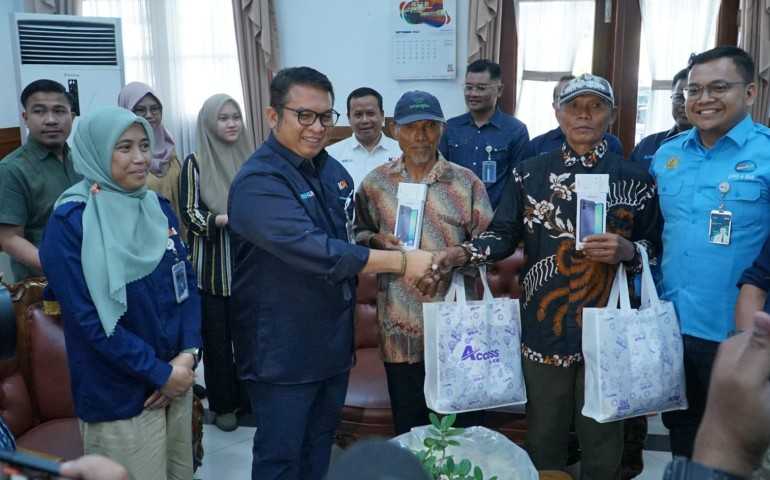KAI Berikan Penghargaan Dua Pahlawan Jamin dan Sarmo Selamatkan Perjalanan KA 132A