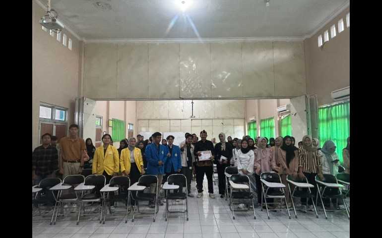 50 Mahasiswa dari Tiga Universitas di Semarang Hadiri Sekolah Advokasi FEB Unwahas bersama Joko Susanto