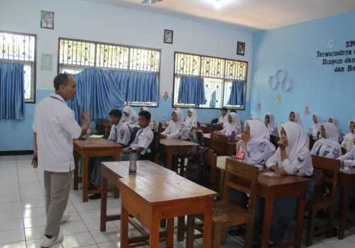 Kemenkeu Berbagi Inspirasi di SMA Negeri 1 Moga Melalui Program Kemenkeu Mengajar