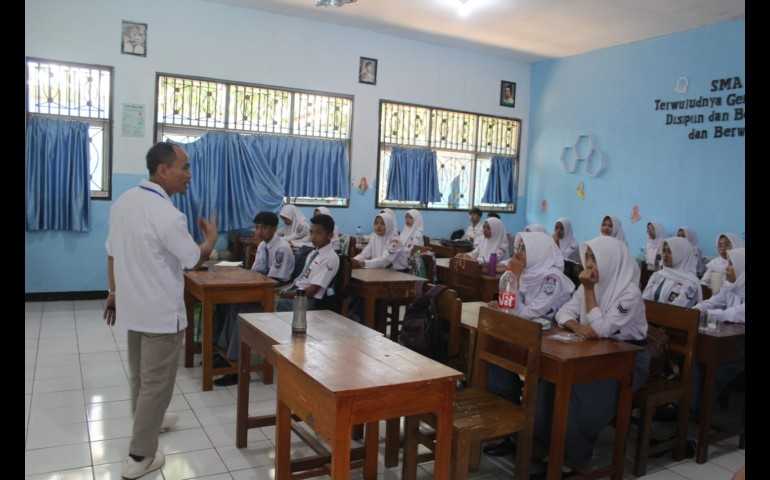Kemenkeu Berbagi Inspirasi di SMA Negeri 1 Moga Melalui Program Kemenkeu Mengajar