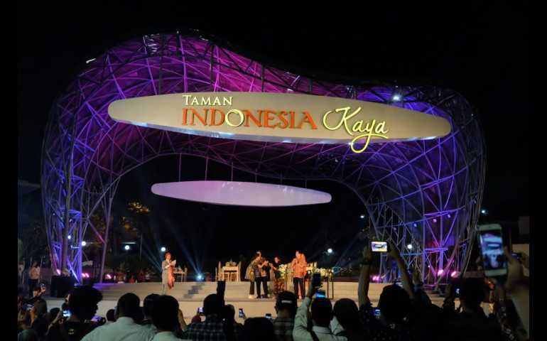 Taman Indonesia Kaya Kembali Dibuka, Payung Teduh Awali Hibur Masyarakat Semarang