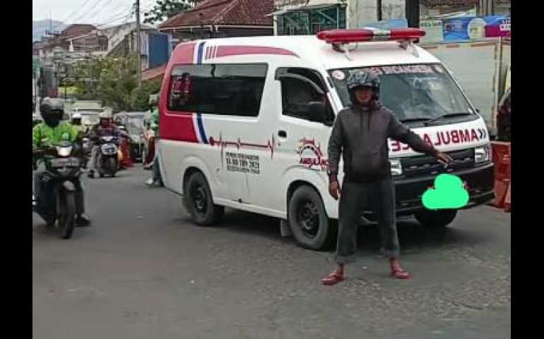 Salut! Warga Sukabumi Dapat Penghargaan KAI Berkat Cegah Ambulans Terobos Rel