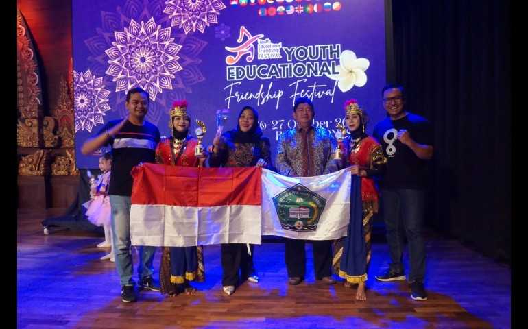 Tim Tari MAN 2 Rembang Raih Juara II di Ajang Internasional di Bali