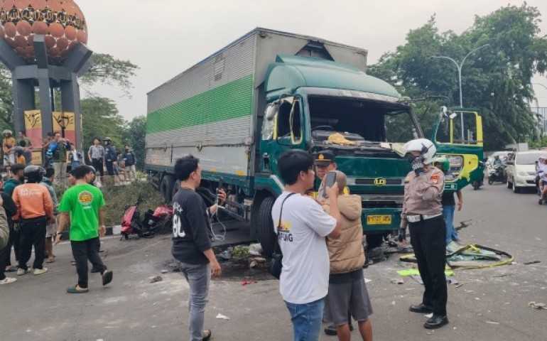 Sebanyak 7 Warga Menjadi Korban Luka Akibat Truk Kontainer Ugal-Ugalan di Kota Tangerang