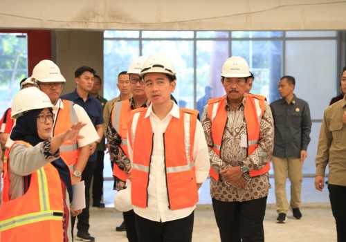 Wakil Presiden Gibran Rakabuming dan Pj Gubernur Jawa Tengah Tinjau Proyek Revitalisasi GOR Manahan Surakarta