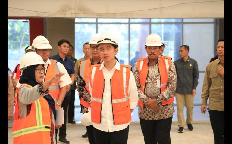 Wakil Presiden Gibran Rakabuming dan Pj Gubernur Jawa Tengah Tinjau Proyek Revitalisasi GOR Manahan Surakarta