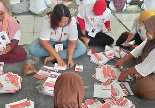 Jamin Keamanan dan Ketepatan, KPU Kendal Rekrut Ratusan Pelipat Surat Suara