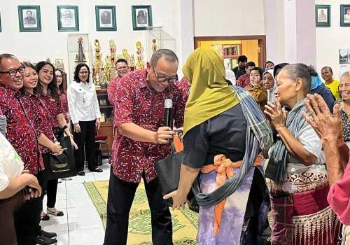 Hotel Ciputra Semarang dan Jaringan Swiss-Belhotel Internasional di Yogyakarta, Solo, Semarang Kunjungi Buruh Gendong di Pasar Beringharjo Yogyakarta