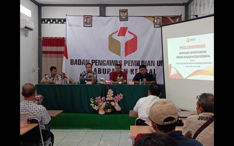 Ribuan APK Paslon Pilkada 2024 di Kendal Diturunkan, Bawaslu Kendal Pantau Ketat Pelanggaran