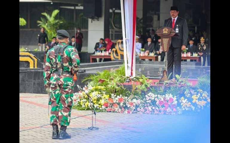 Pj Gubernur Jawa Tengah Nana Sudjana Ajak Warga Teladani Pahlawan untuk Kemajuan Bangsa