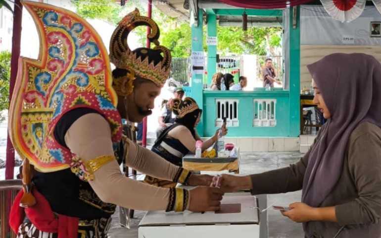 TPS 05 Semarang Kombinasikan Demokrasi dan Budaya Lewat Kostum Wayang