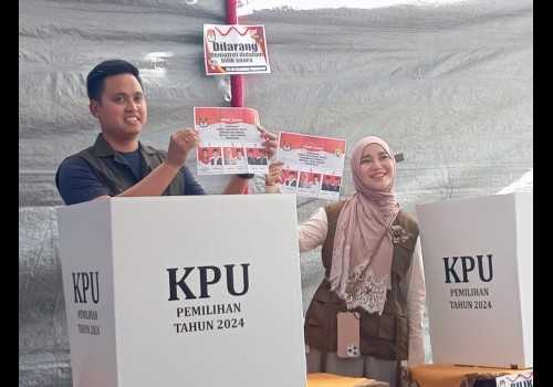 Bersama Istri, Bupati Kendal Dico Nyoblos di TPS 001 ; Harapkan Pemimpin Masa Depan Kendal