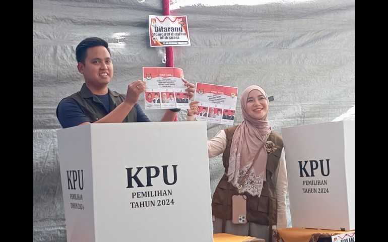 Bersama Istri, Bupati Kendal Dico Nyoblos di TPS 001 ; Harapkan Pemimpin Masa Depan Kendal