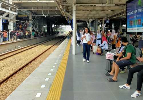 10 Kereta Api Gambir Berhenti di Jatinegara, Antisipasi Kepadatan Akibat Reuni Akbar 212